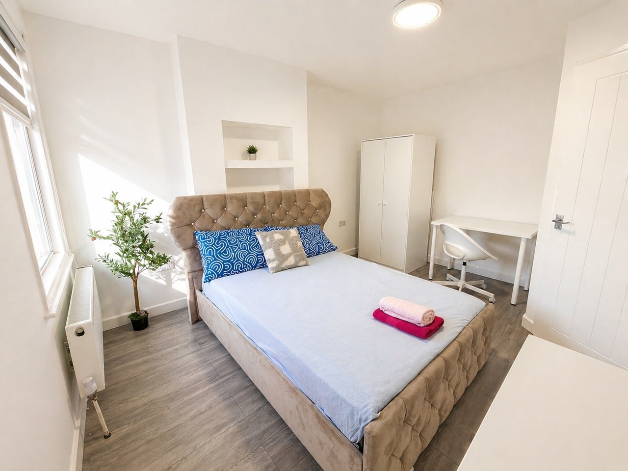 Room Mandeville Road in Greater London