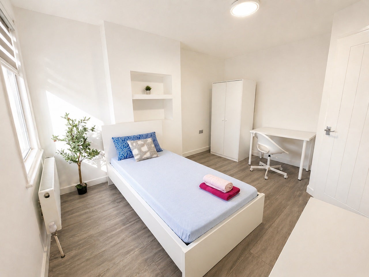 Room Mandeville Road in Greater London
