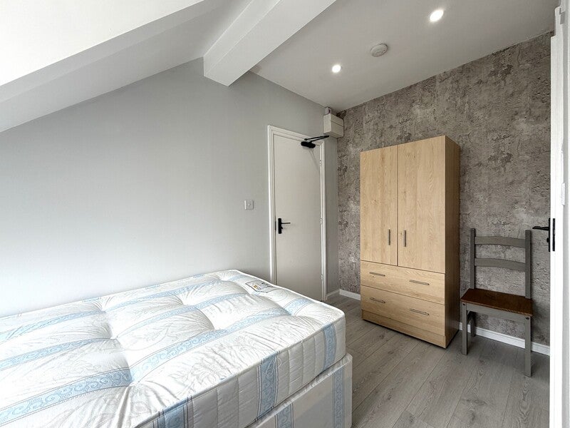 Room Commercial Road in Swindon