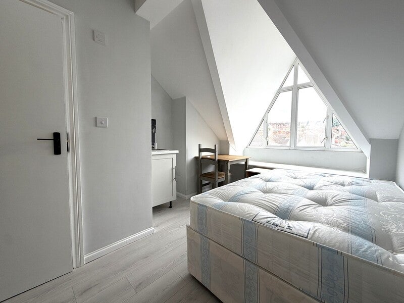 Room Commercial Road in Swindon