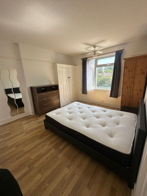 Room Ecclesbourne Gardens in Greater London