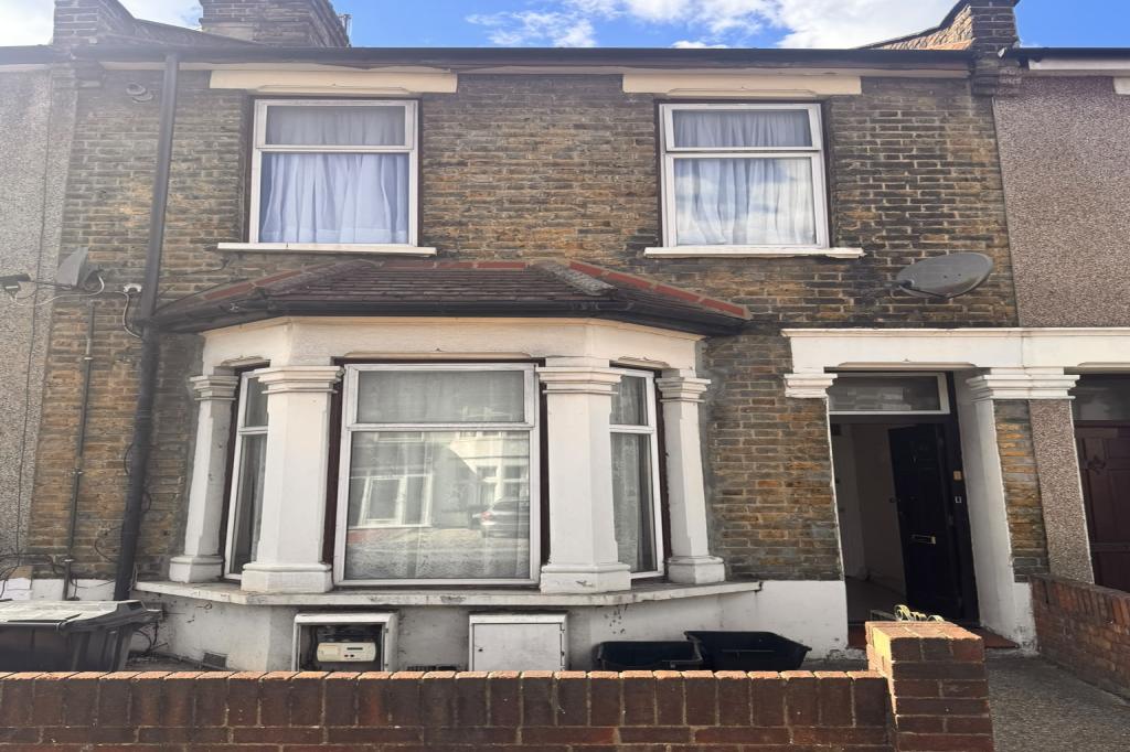Flat Ley Street in Greater London