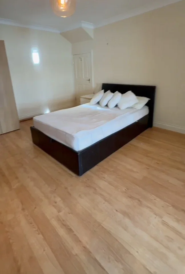 Room Lawrie Park Road in Greater London