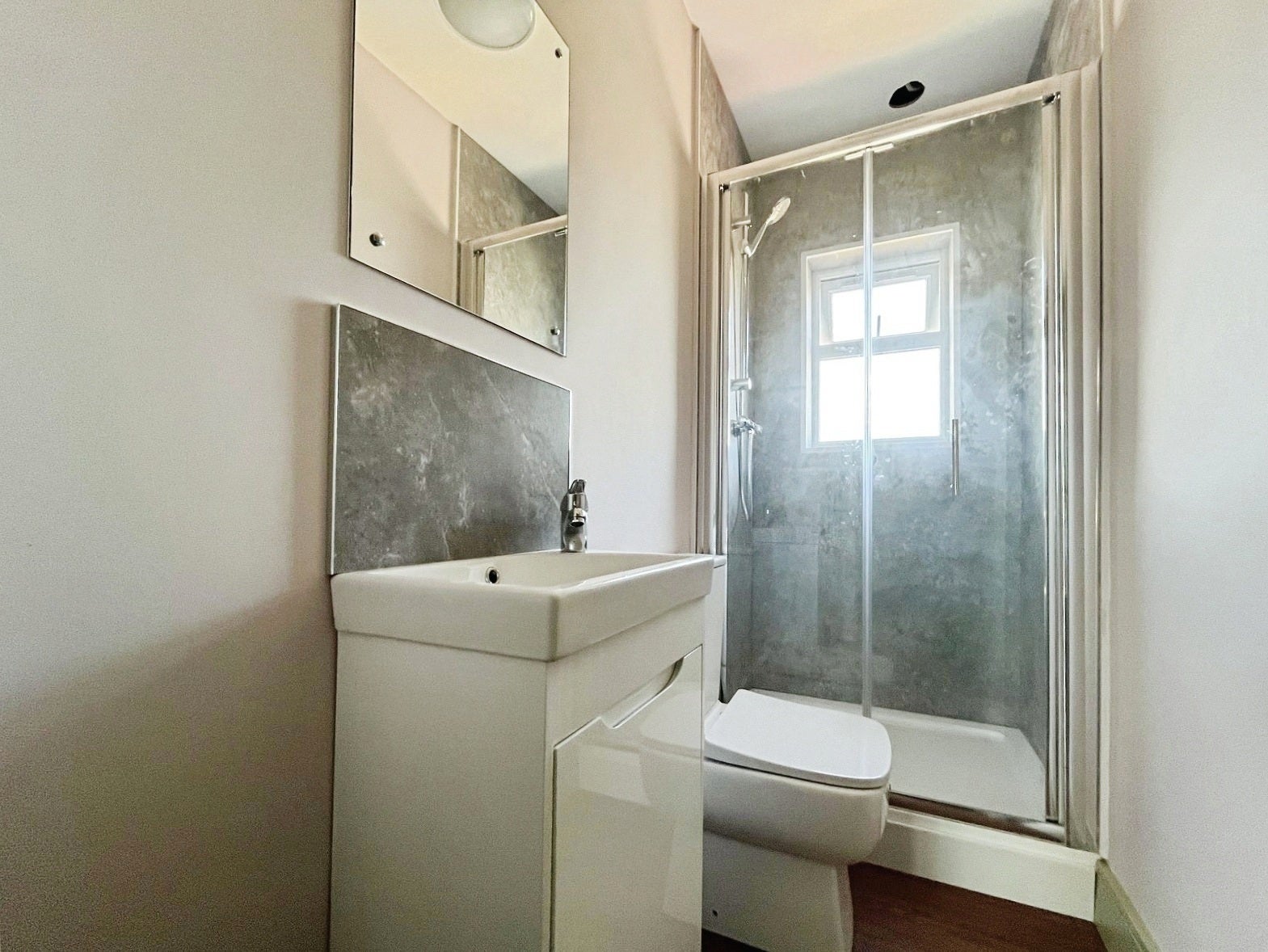Room Nigel Close in Greater London