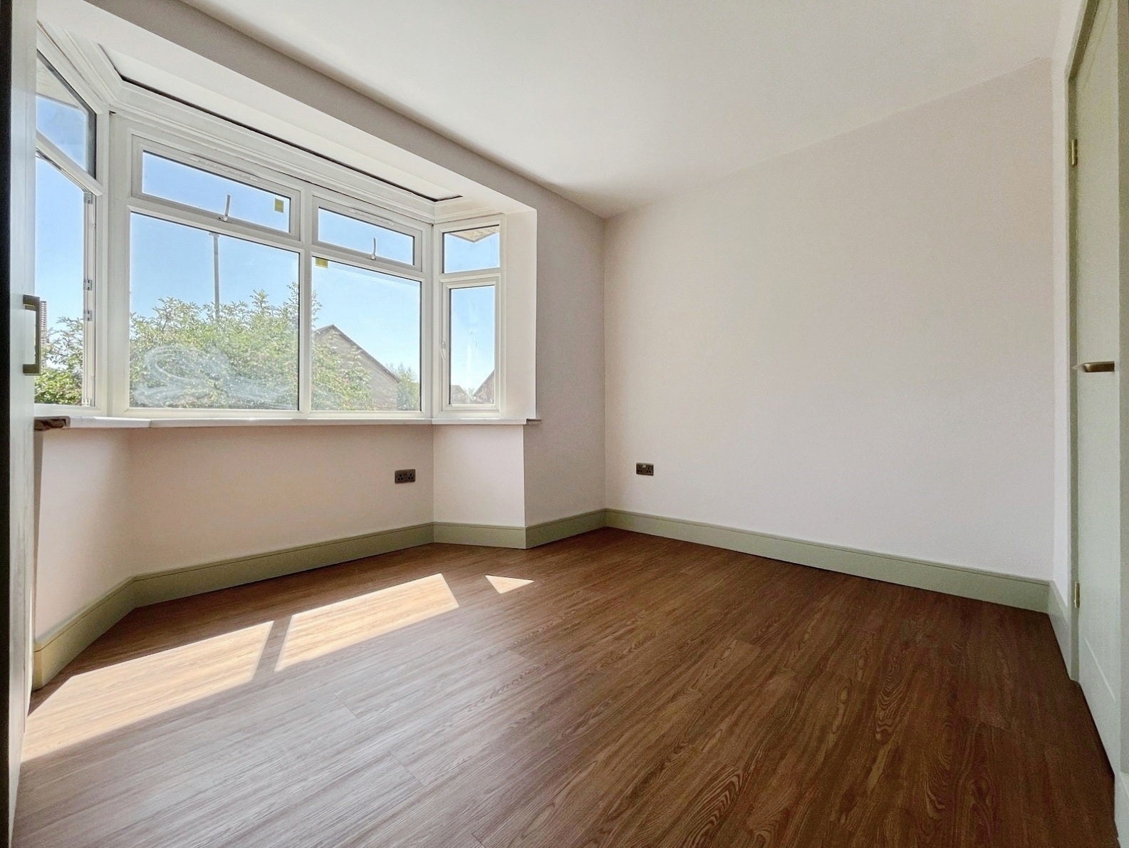 Room Nigel Close in Greater London