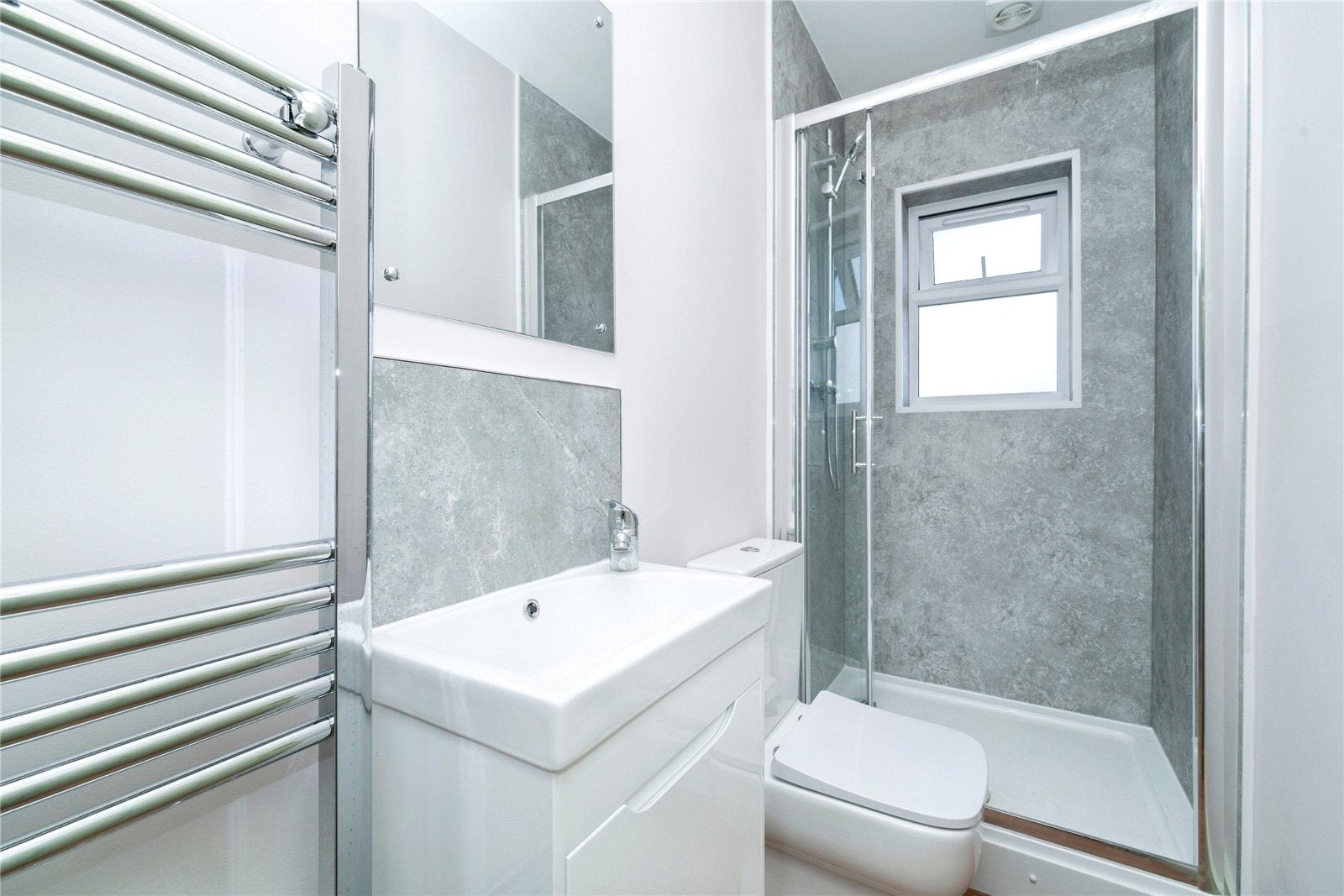 Room Nigel Close in Greater London