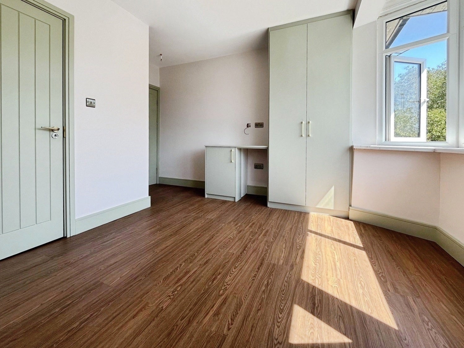 Room Nigel Close in Greater London