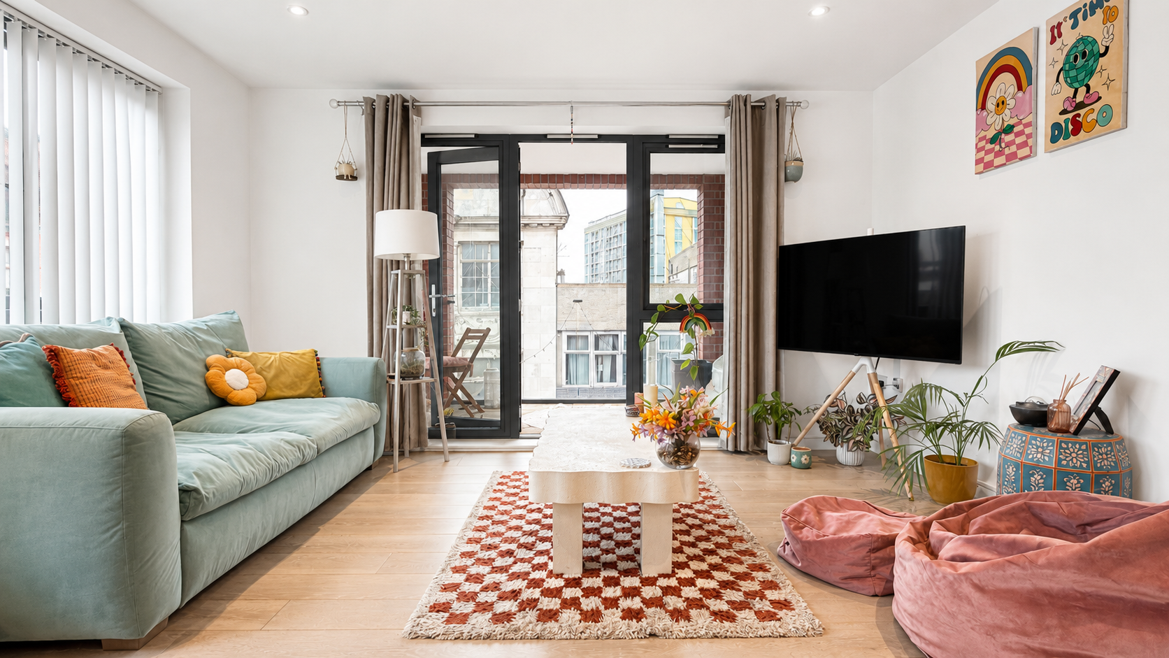 Flat Wellington Street in Greater London