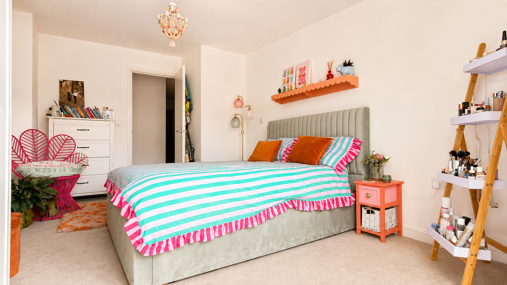 Flat Wellington Street in Greater London