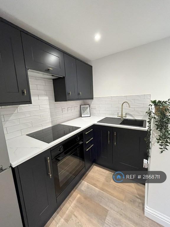 Flat Treetop Close in Luton