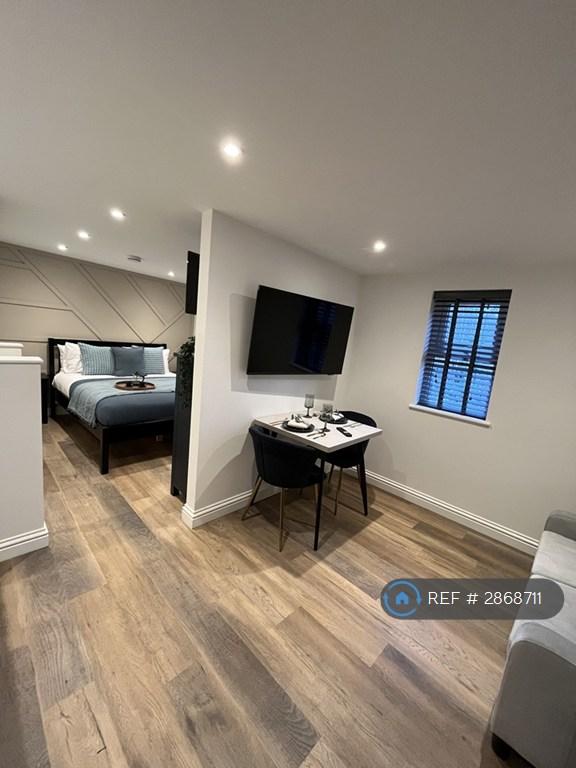 Flat Treetop Close in Luton