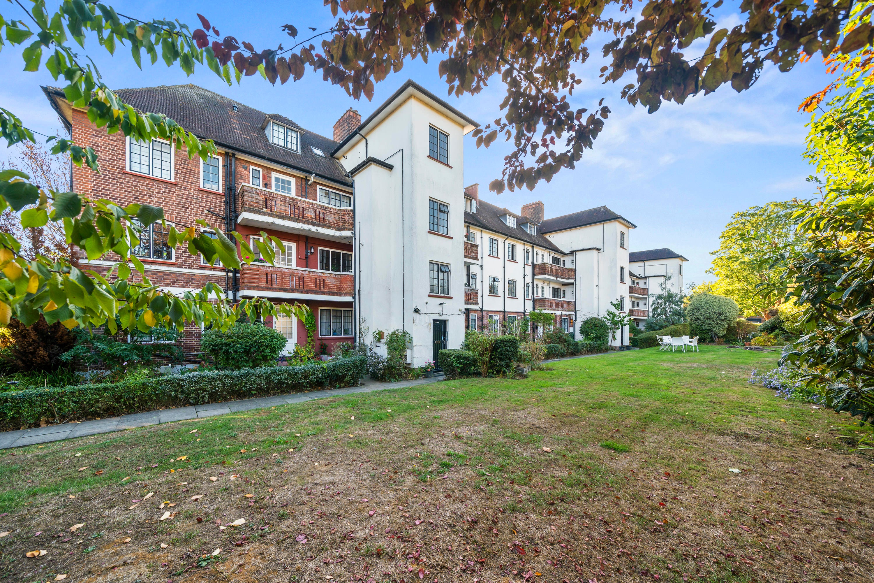 Flat Lyttelton Road in Greater London