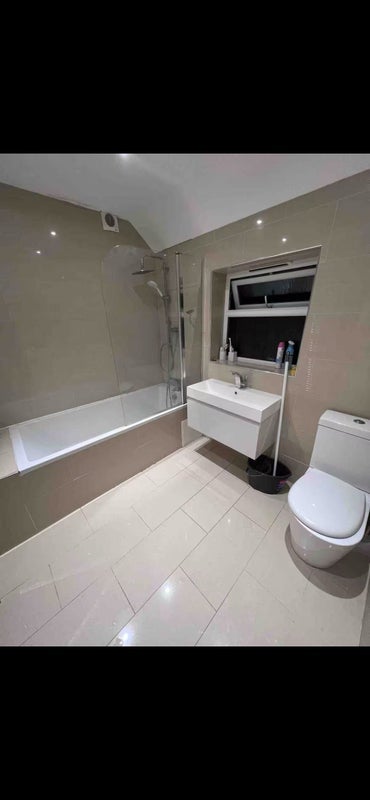 Room Northgate Road in Crawley