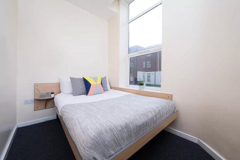 Room Cambridge Court in Liverpool