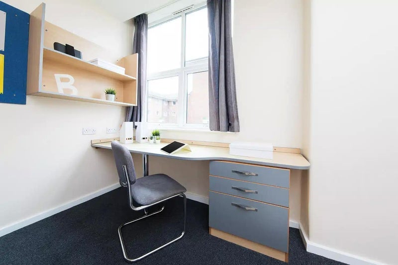 Room Cambridge Court in Liverpool