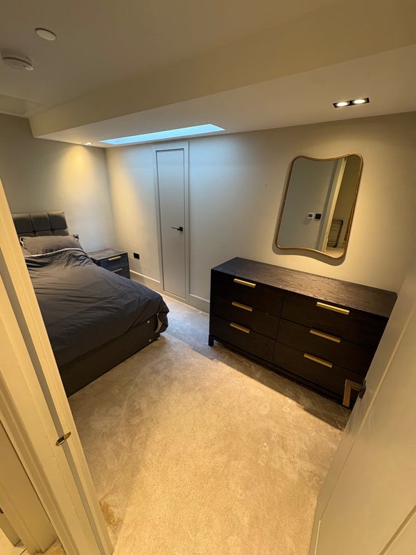 Room Cabul Road in Greater London