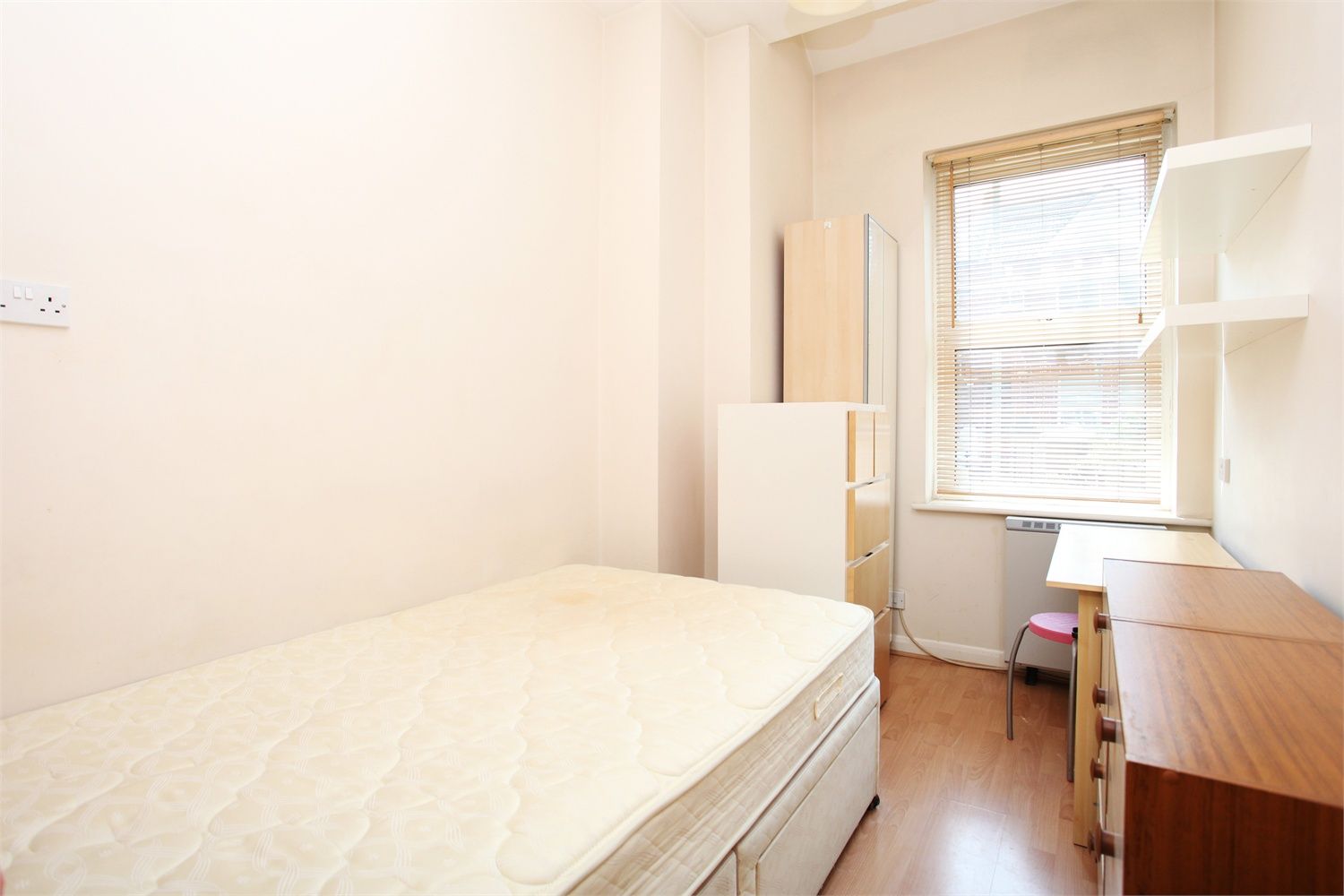 Flat Valetta Road in Greater London
