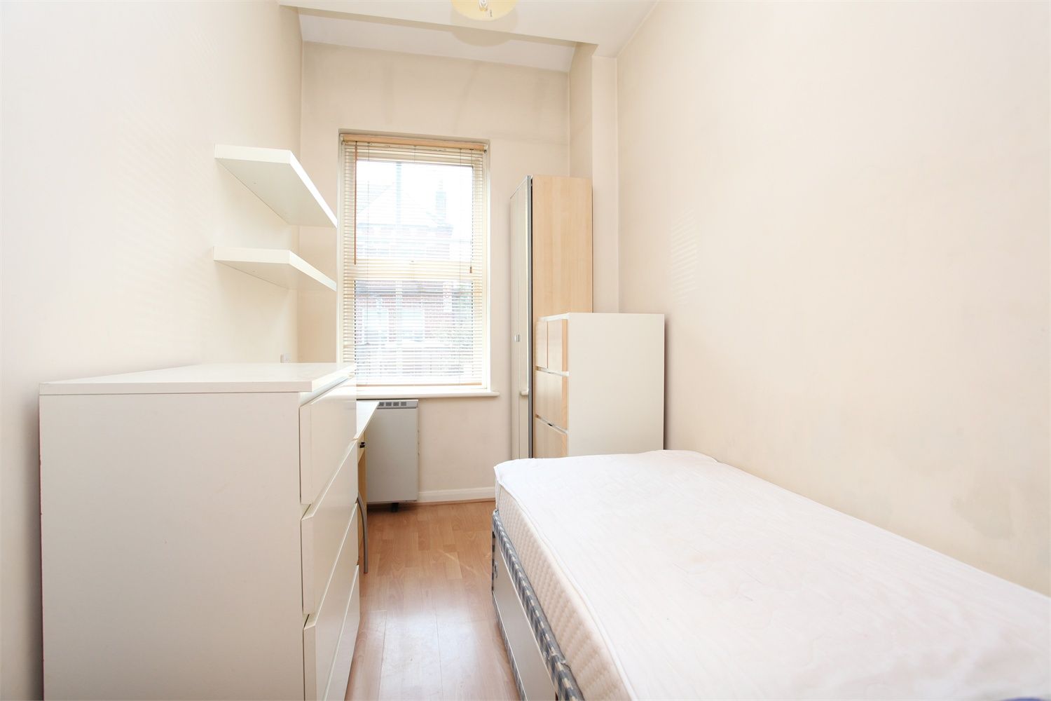 Flat Valetta Road in Greater London