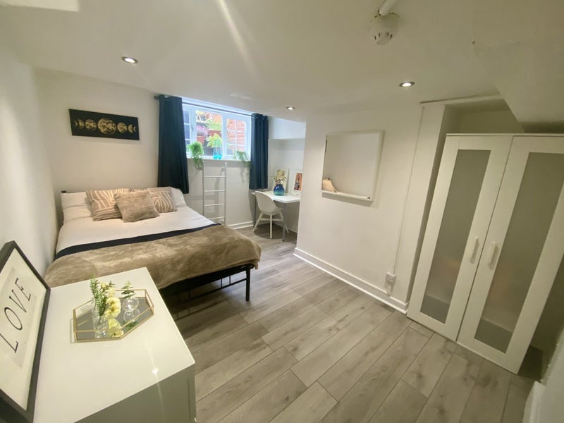 Room Ashgate Road in Sheffield