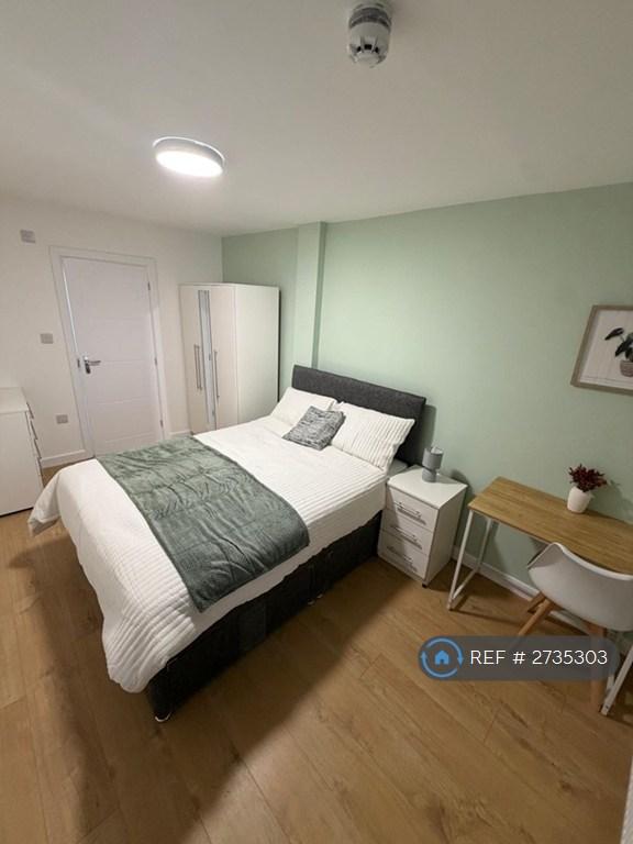 Room West End Road in Greater London