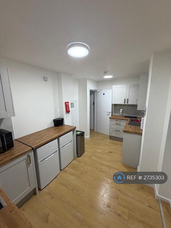 Room West End Road in Greater London