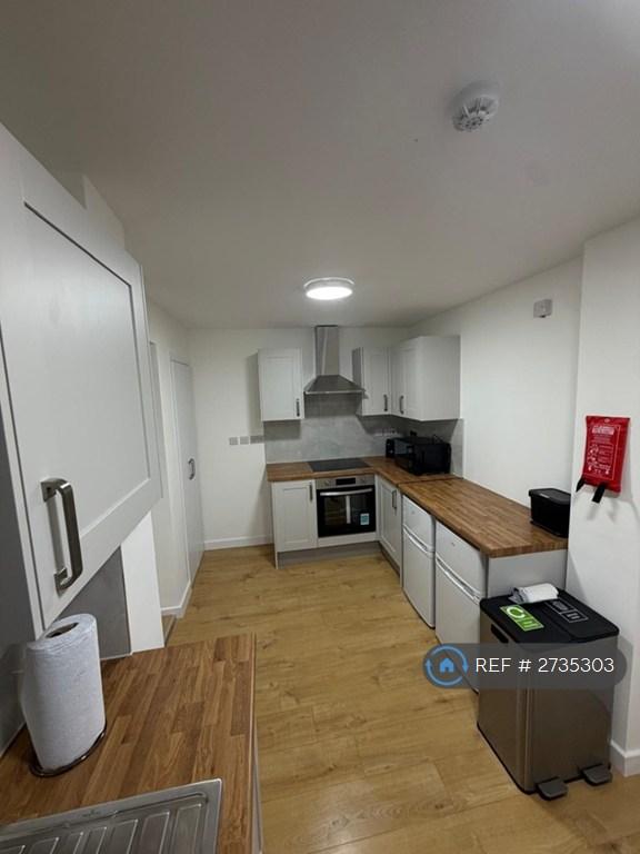 Room West End Road in Greater London