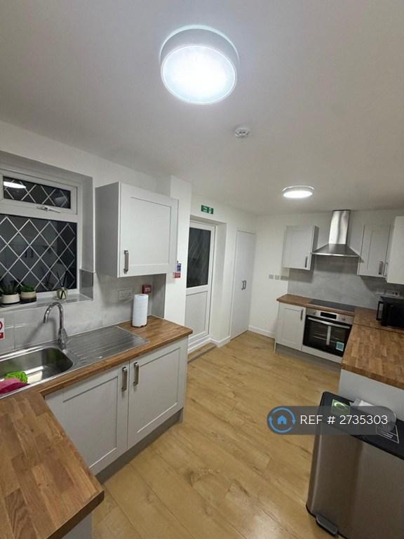 Room West End Road in Greater London