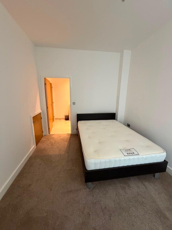 Room Whiston Road in Greater London