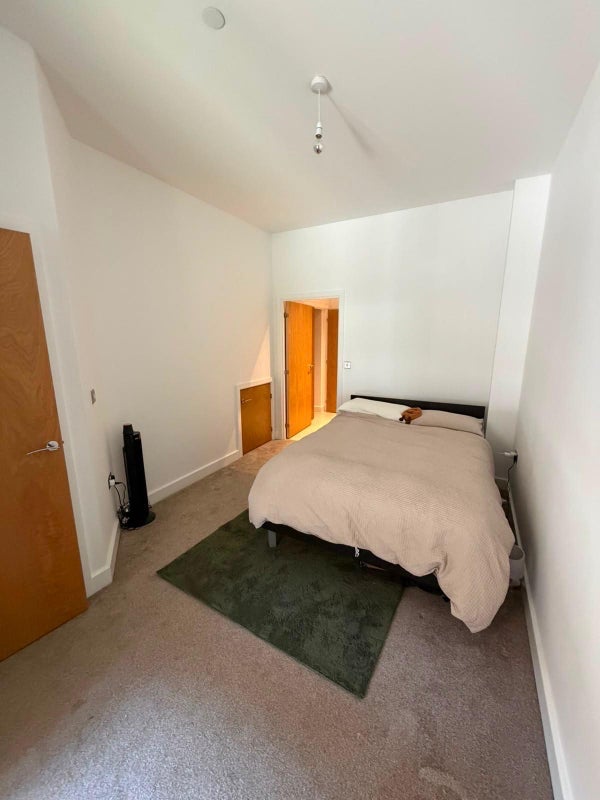 Room Whiston Road in Greater London
