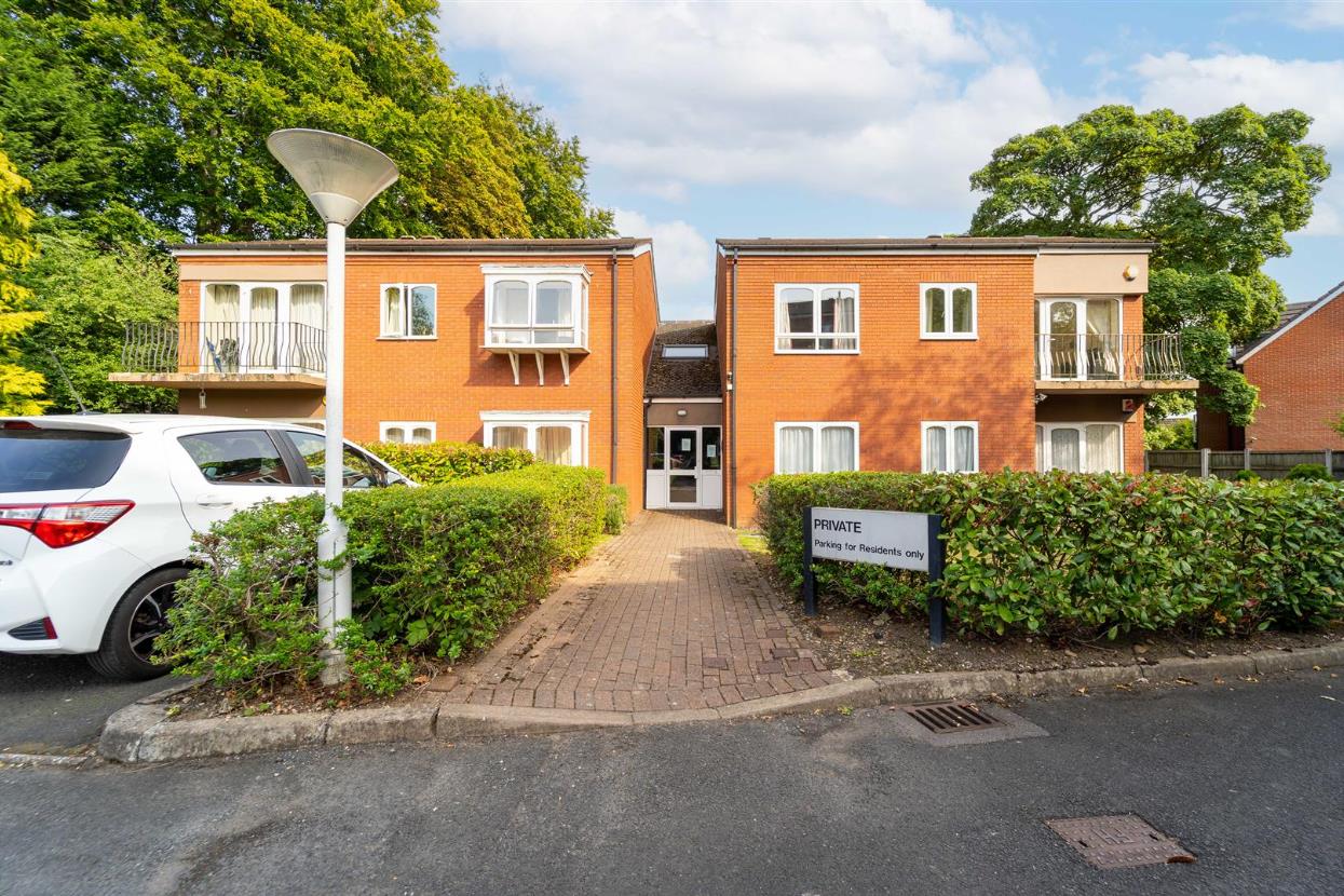 Flat Harborne Park Road in Birmingham