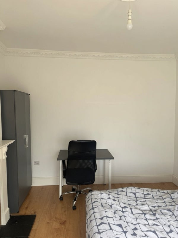 Room Eversleigh Road in Greater London
