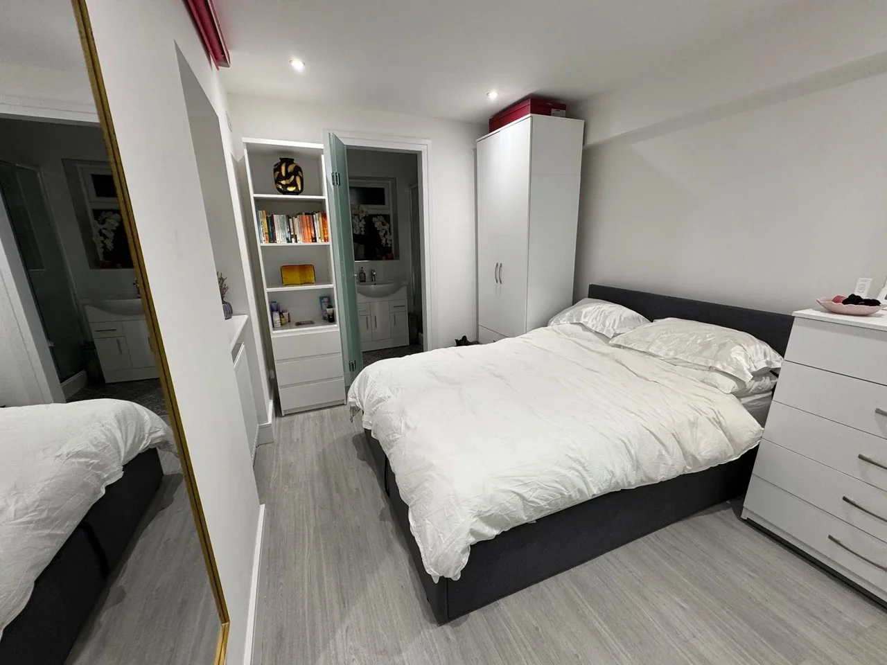 Flat Warwick Road in Greater London