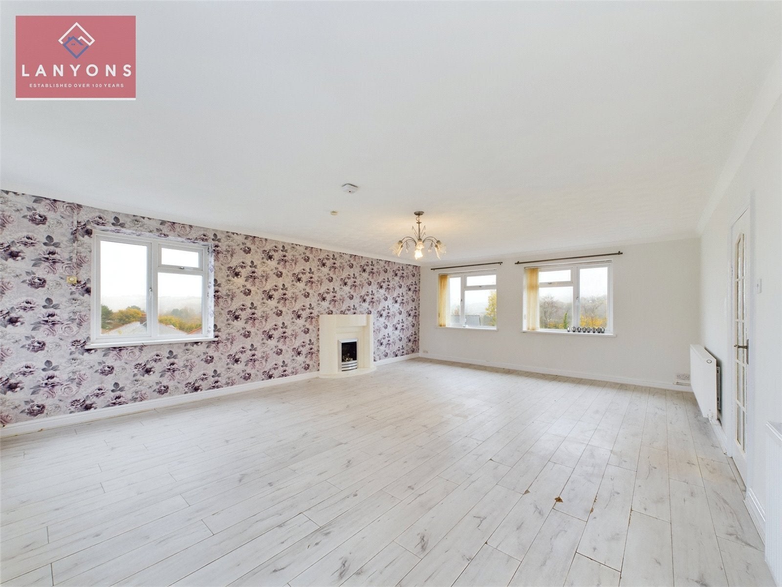 Flat Bryngolau in Tonyrefail
