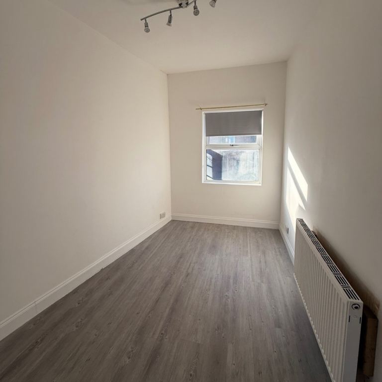 Flat Brigstock Road in Greater London