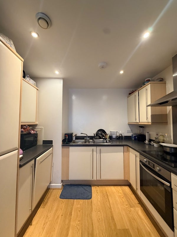 Flat Railway Terrace in Slough