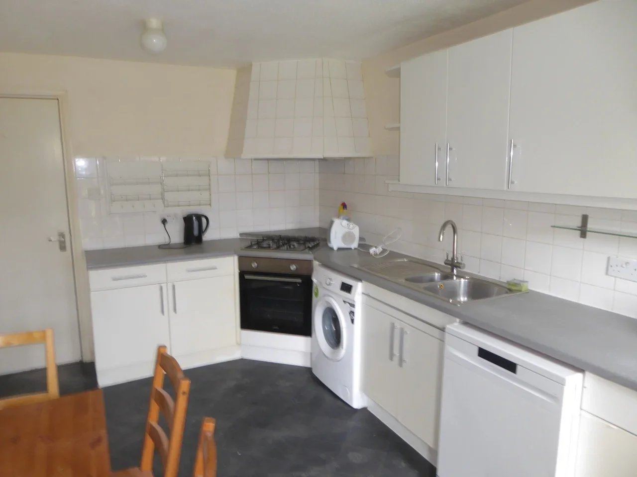 Room Mitcham Place in Milton Keynes