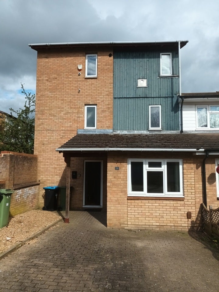 Room Mitcham Place in Milton Keynes