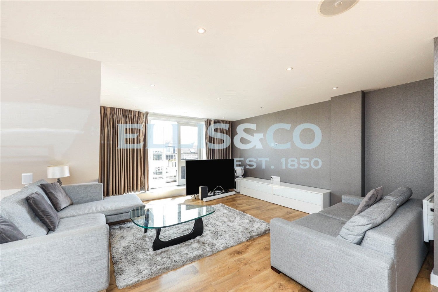 Flat Park Lodge Avenue in Greater London