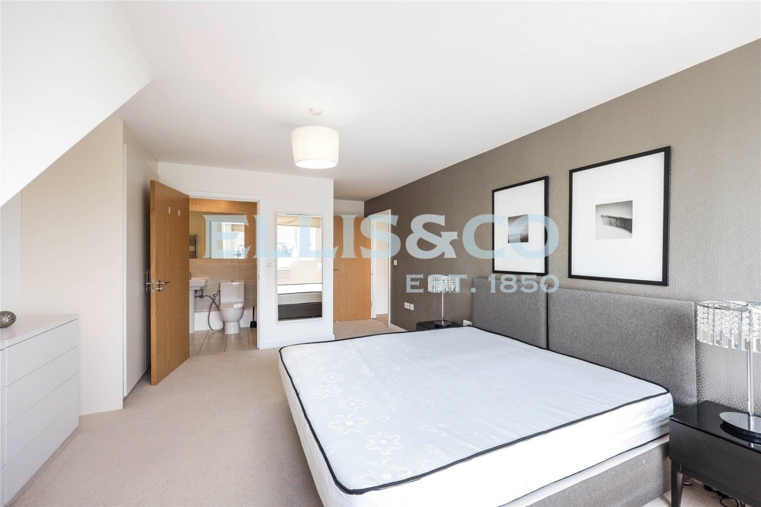 Flat Park Lodge Avenue in Greater London