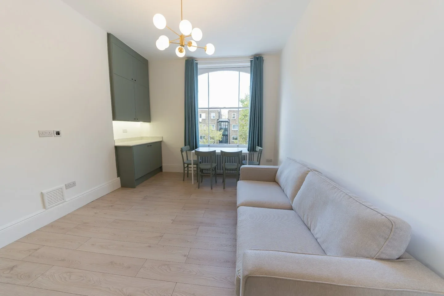 Flat Victoria Park Road in Greater London