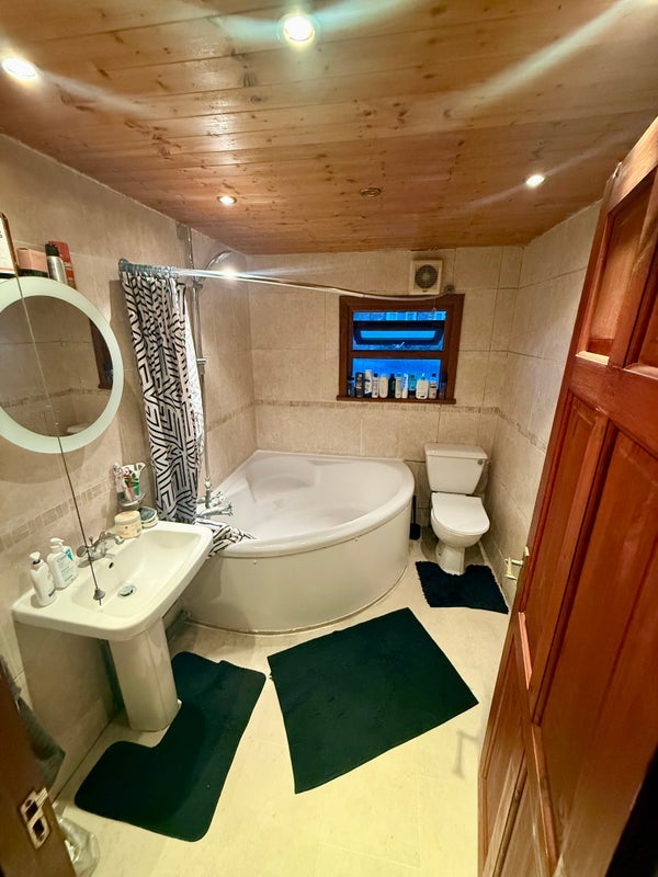 Room Buxton Road in Greater London