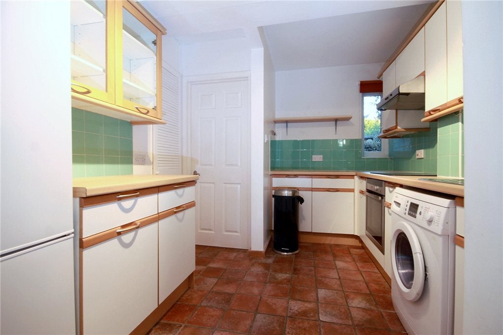 Flat Clivedon Court in Greater London