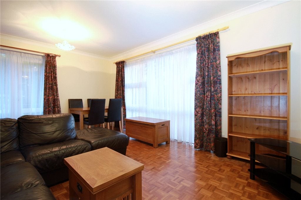 Flat Clivedon Court in Greater London