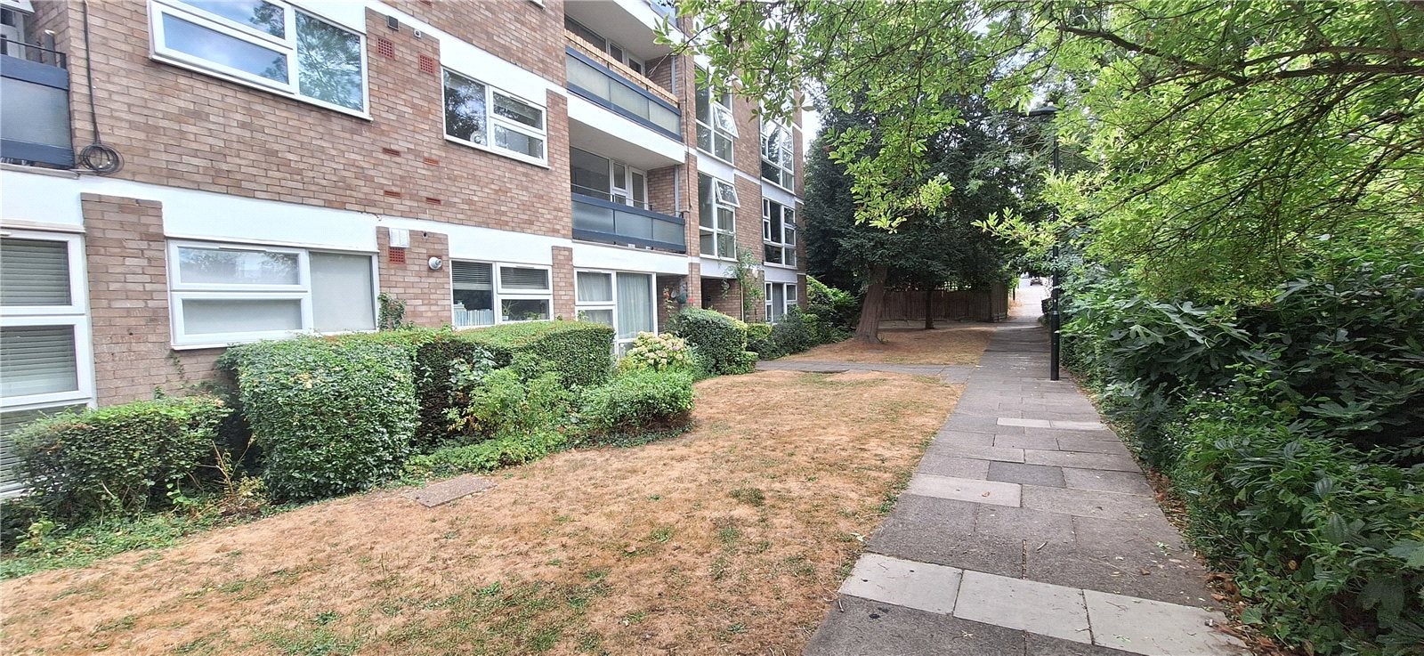 Flat Clivedon Court in Greater London