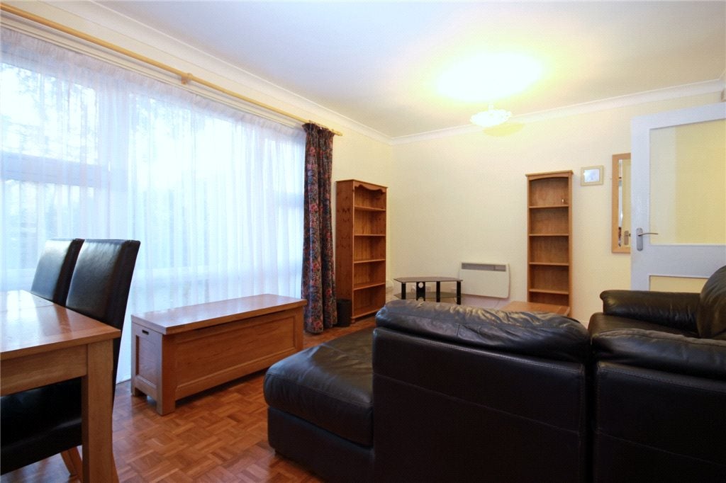 Flat Clivedon Court in Greater London