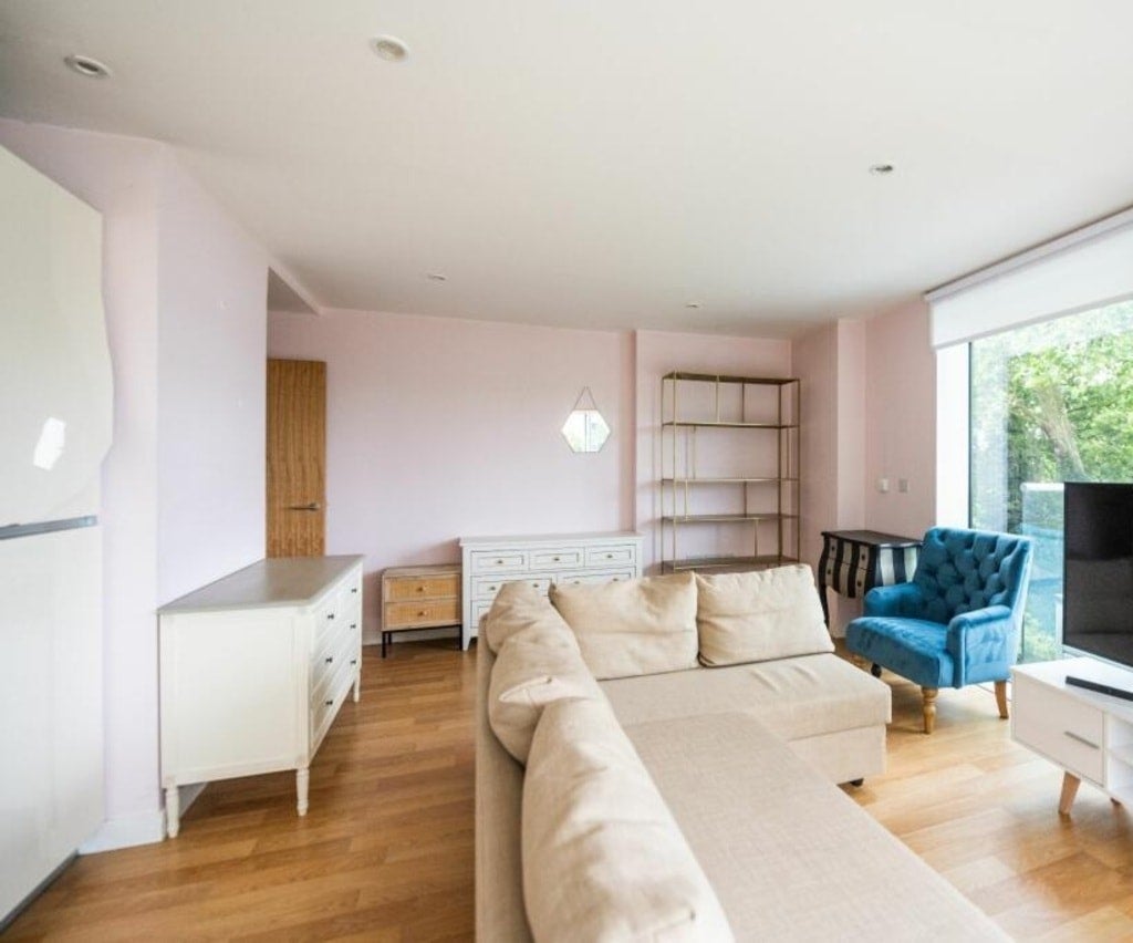 Flat Goodchild Road in Greater London