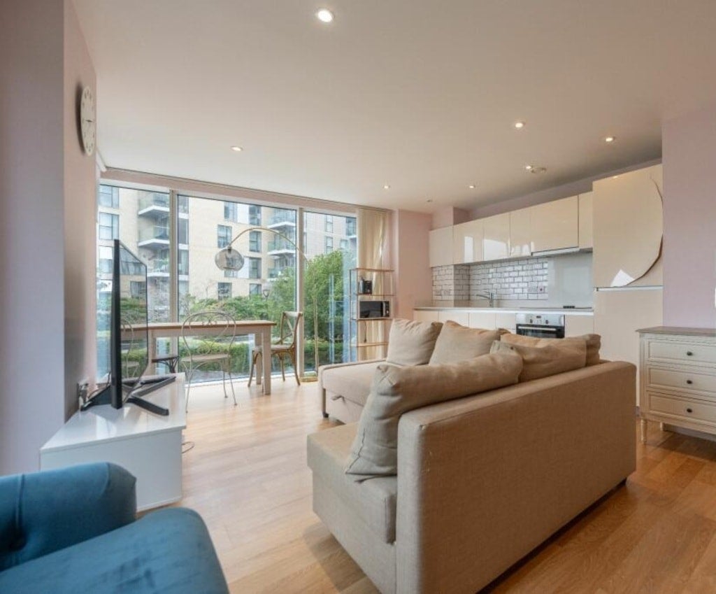 Flat Goodchild Road in Greater London