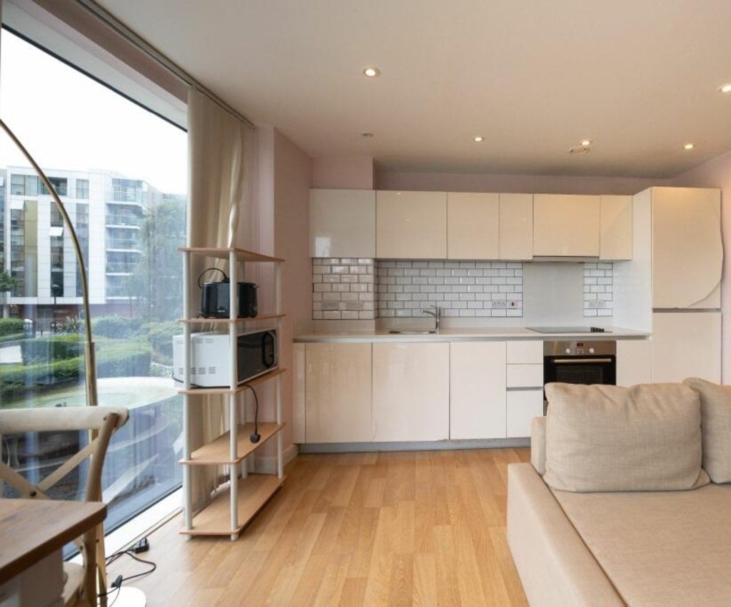 Flat Goodchild Road in Greater London