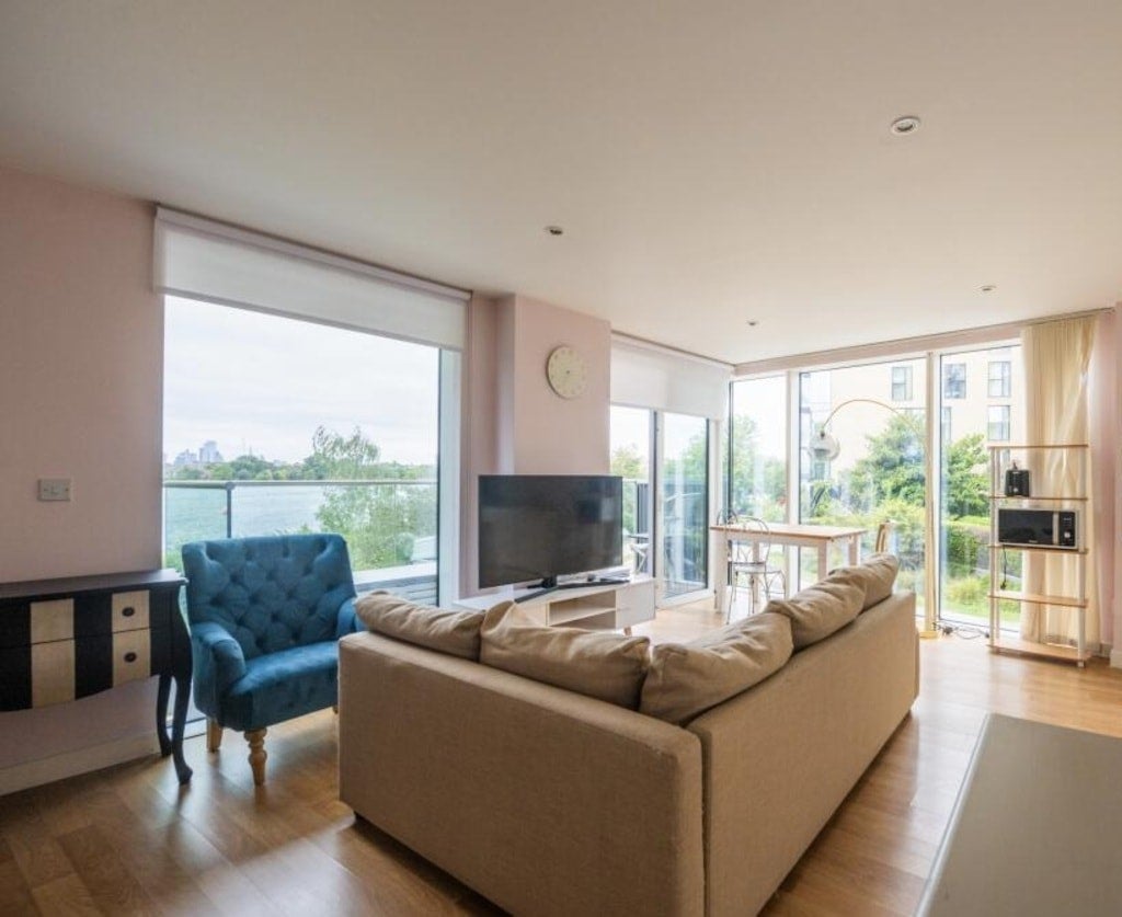 Flat Goodchild Road in Greater London