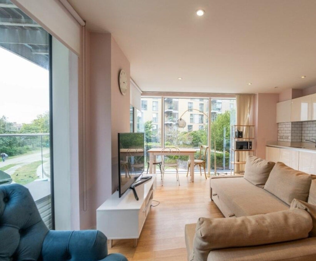 Flat Goodchild Road in Greater London